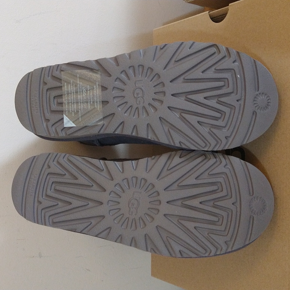 UGG - Picture 3 of 5